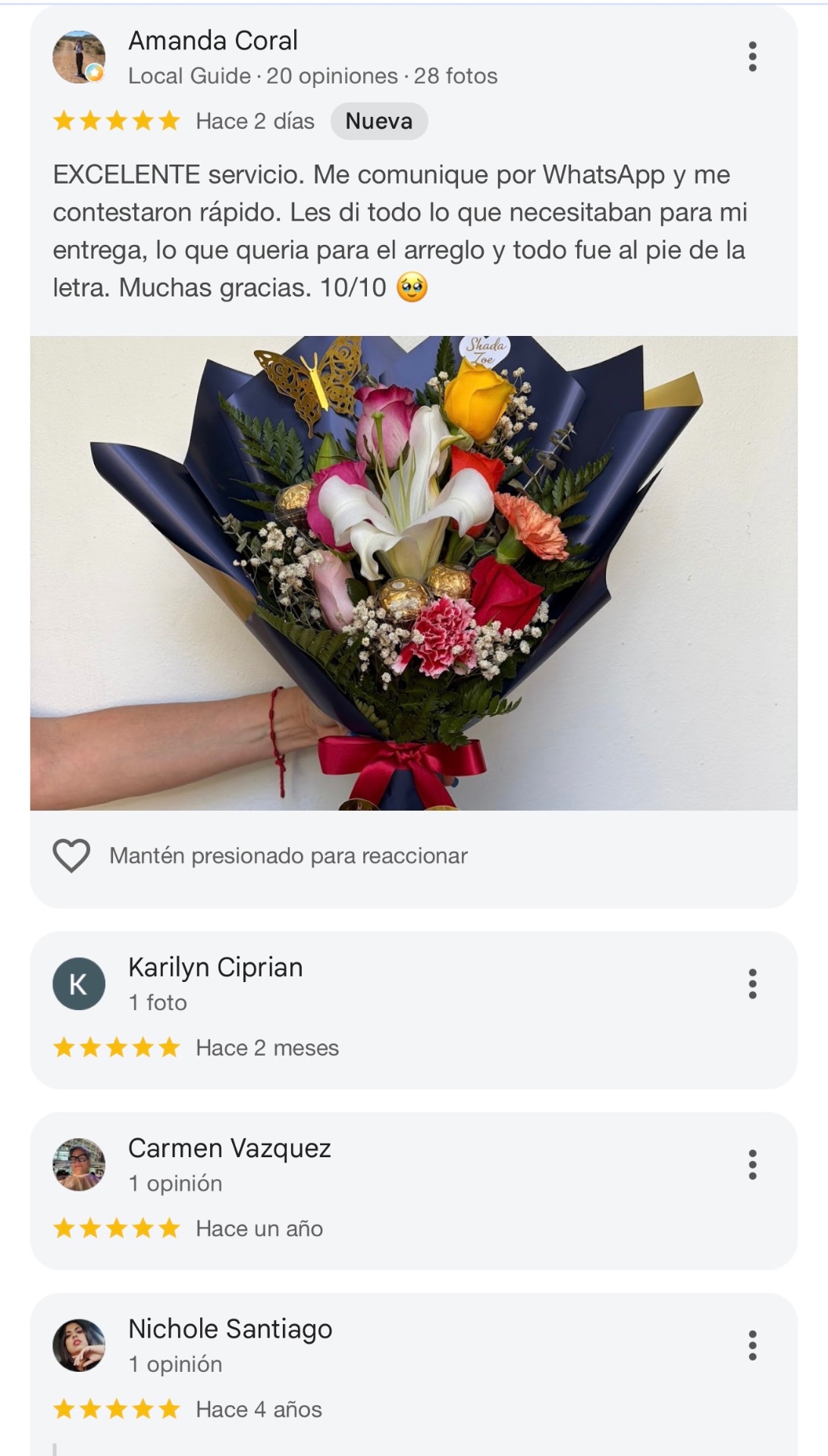 Reseña de Amanda Coral con foto de bouquet